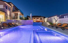Luxury villa Maxima II with large pool, sauna and jacuzzi